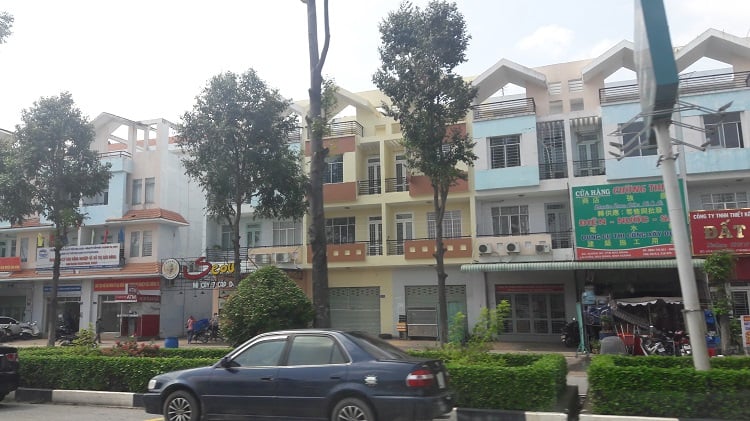 Hướng nhà phố được xác định là hướng ra vào của cửa chính của ngôi nhà đó.