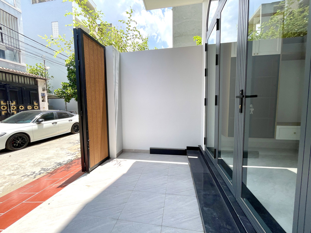 Khu vực phòng khách và sân