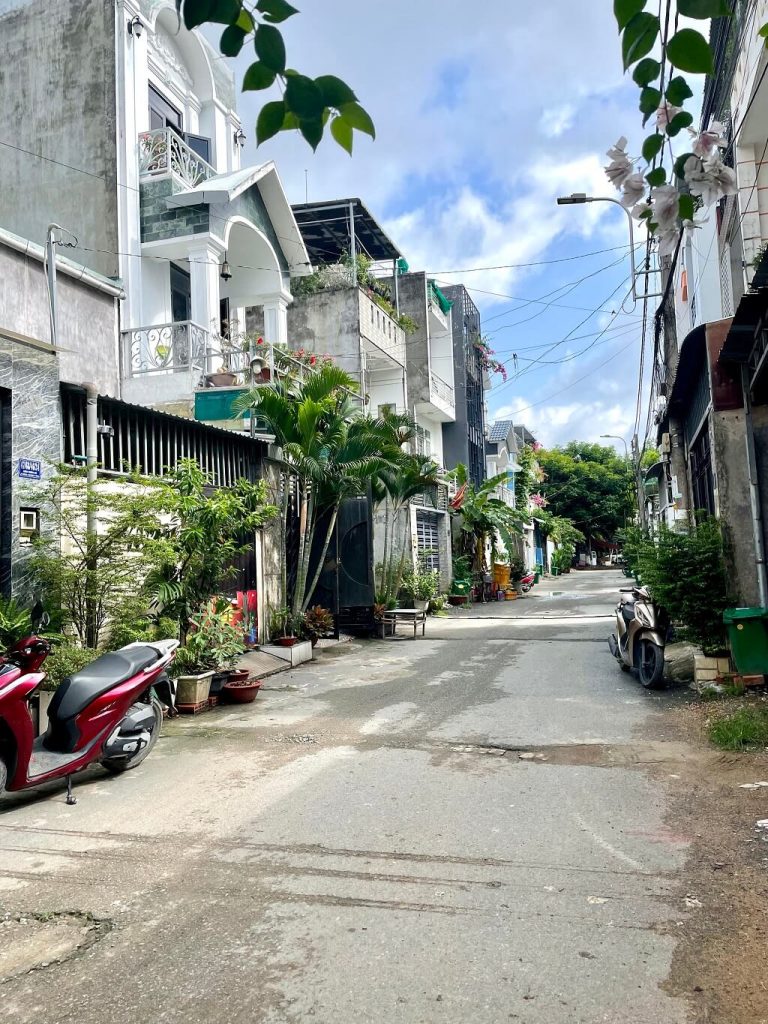 Hẻm rộng sạch sẽ, oto ra vào thoải mái