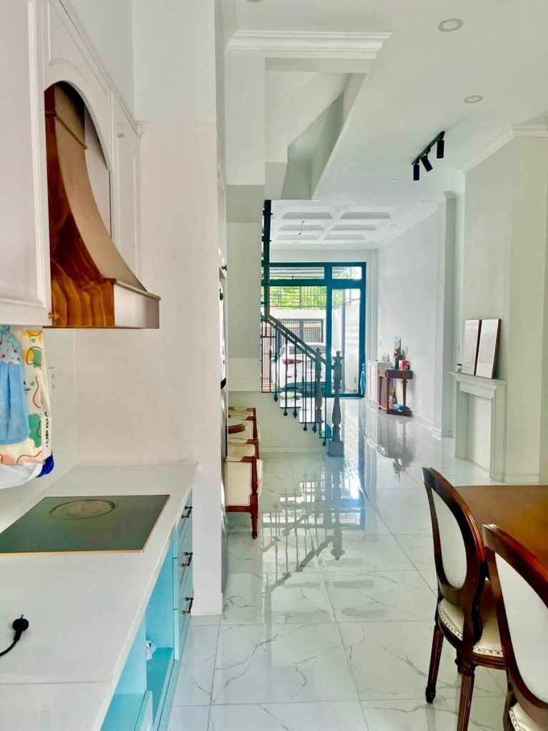 Khu vực bếp đầy đủ tiện nghi, hiện đại