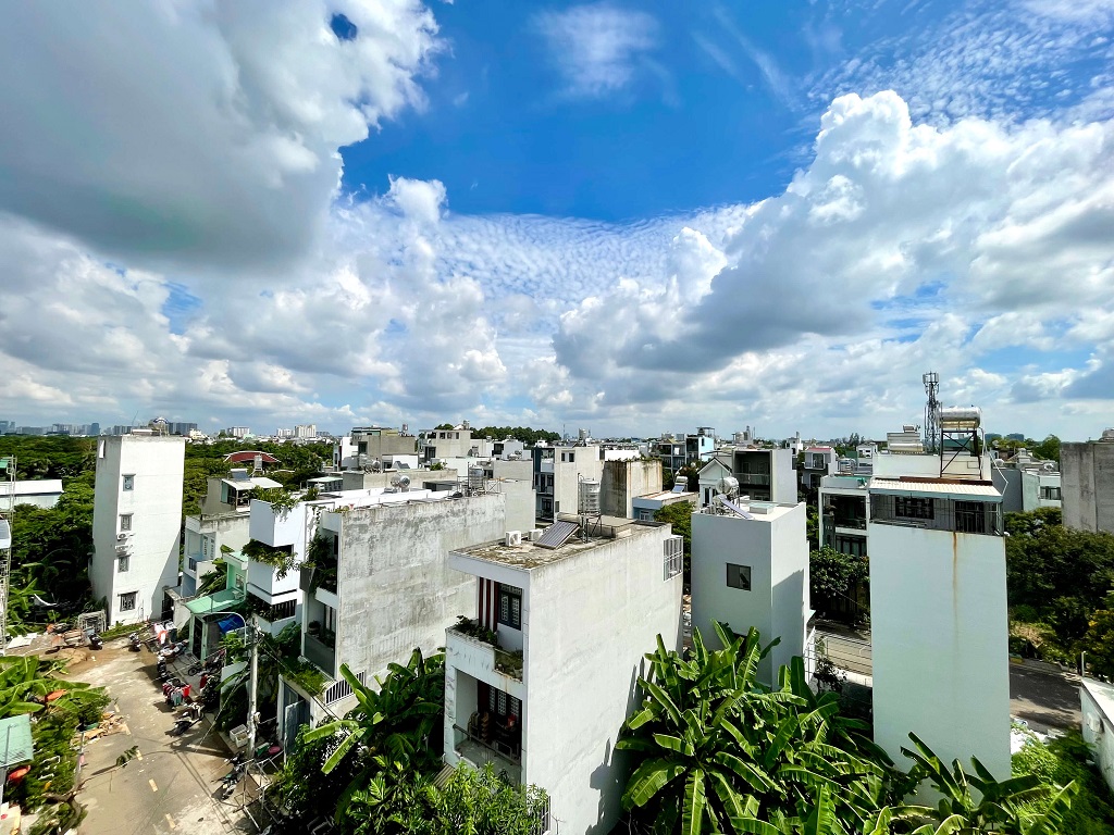 Khu vực nhà xây mới nhiều, dân cư đông đúc.