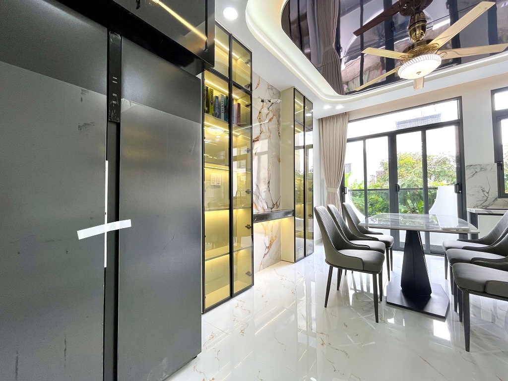 Nội thất được bàn giao đầy đủ, cao cấp, phù hợp tone màu sơn của nhà