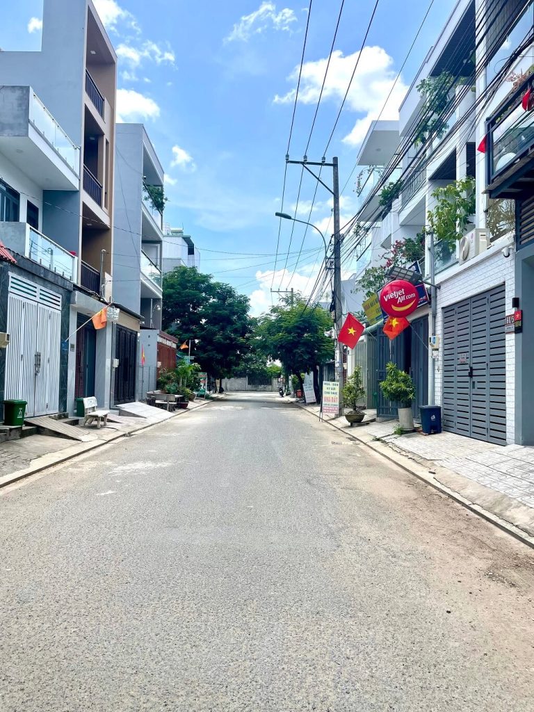 Hẻm trước nhà thông, rộng 9m