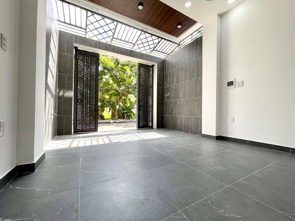 Gara oto rất rộng, xe ra vào thoải mái