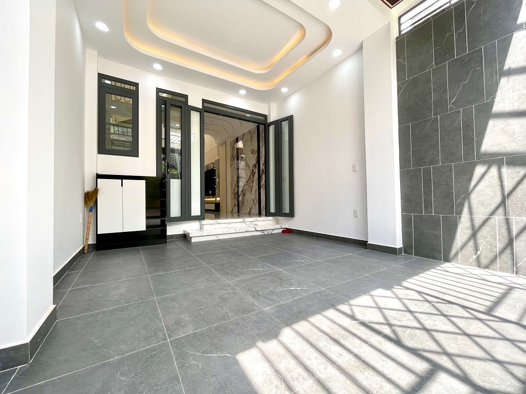 Gara oto rất rộng, xe ra vào thoải mái