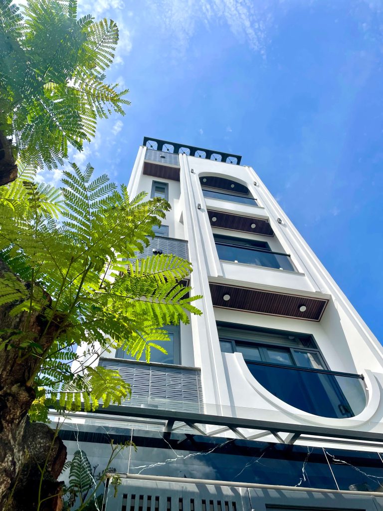 Nhà phố Quận 9 có gara oto, xây dựng 5 tầng hoàn công