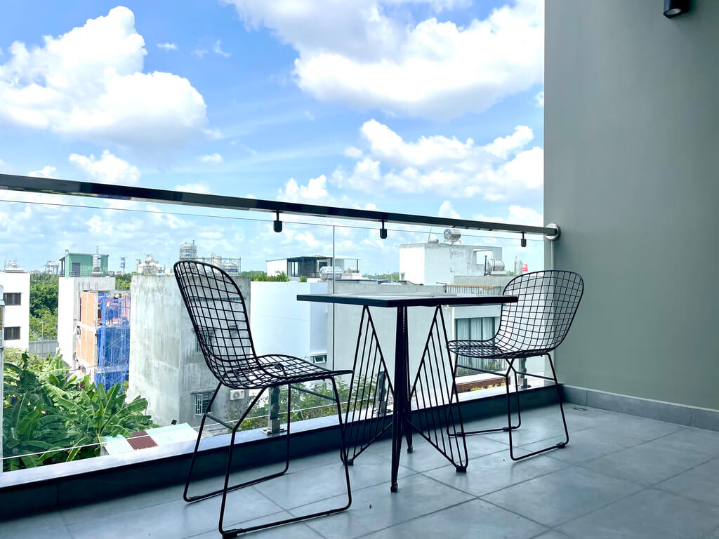 Sân thượng trước nhà