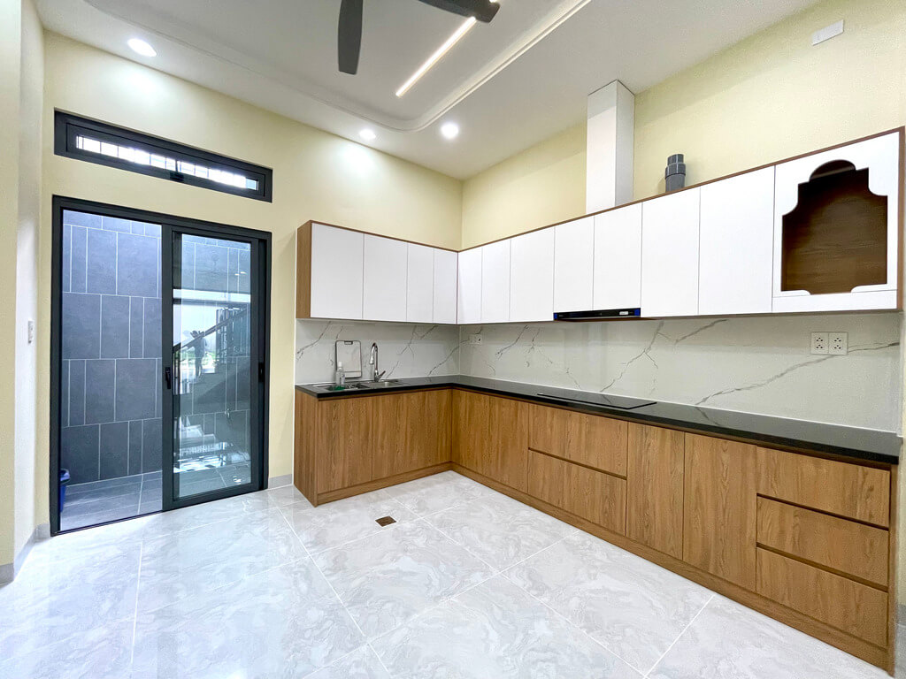 Bếp làm chữ L nên rất rộng