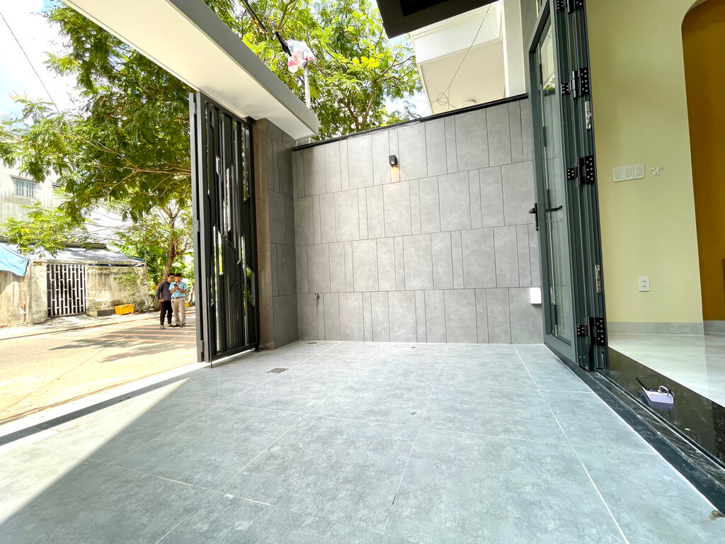 Sân để xe rộng