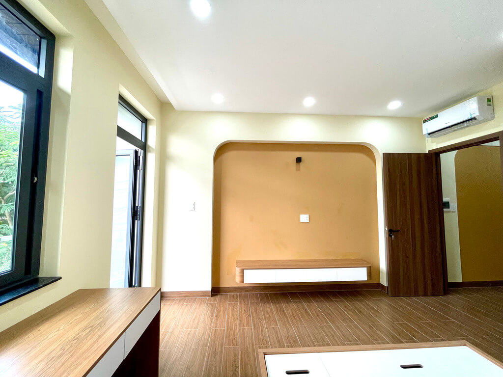 Phòng ngủ có sẵn nội thất và cửa sổ/ ban công lớn