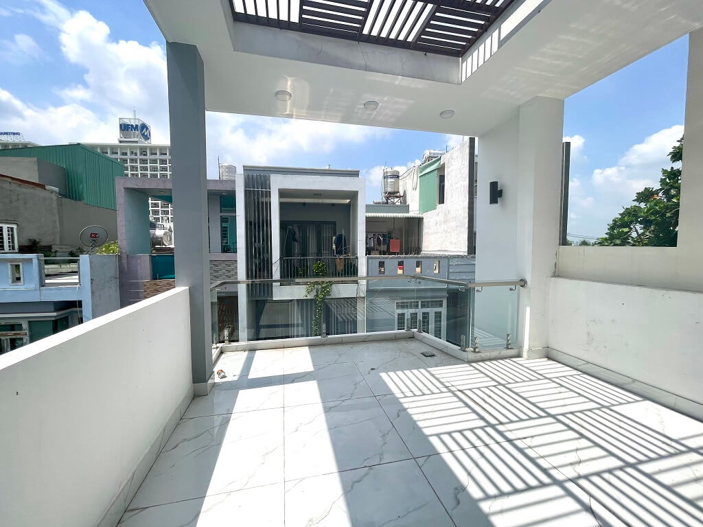 Sân thượng rộng, có thể trồng hoa, tập thể dục