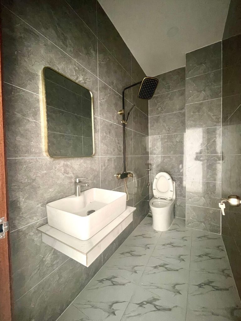 Nhà vệ sinh rộng