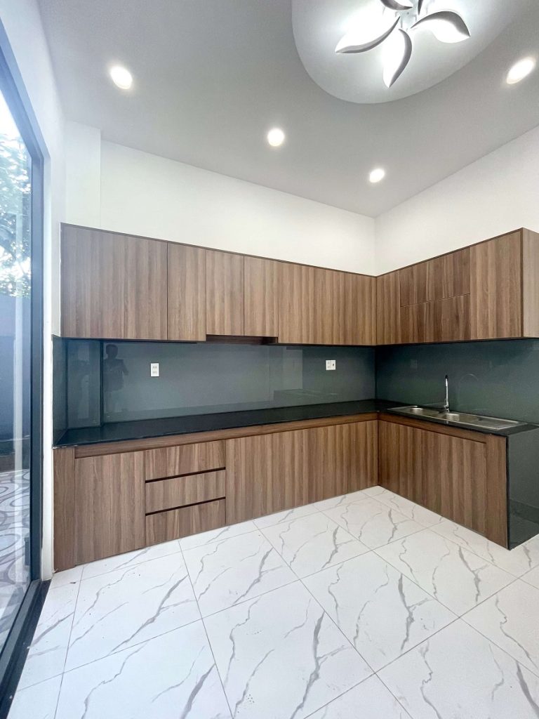Khu bếp rất rộng và thoáng nhờ nhà nở hậu