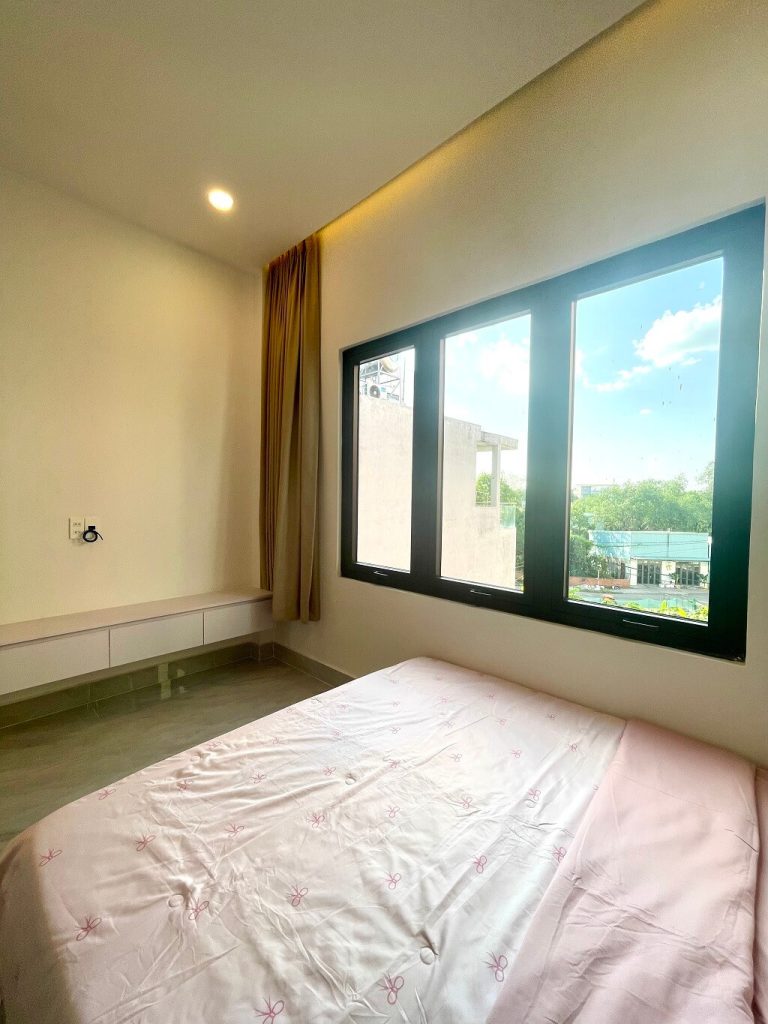 Phòng ngủ phụ cũng có cửa sổ lớn