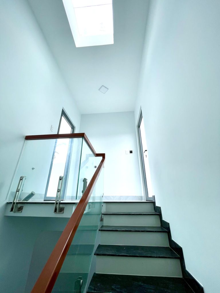 Nhà có sân thượng trước và sau, giếng trời nên rất thoáng