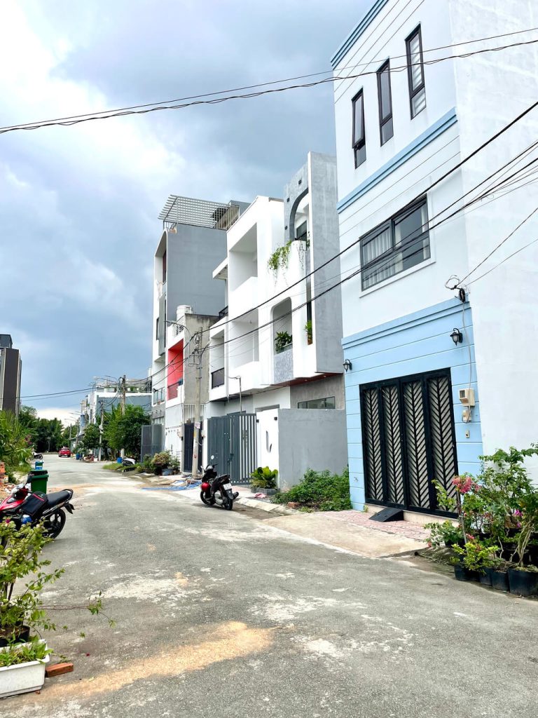 Hẻm trước nhà rộng và sạch, dân cư đông đúc